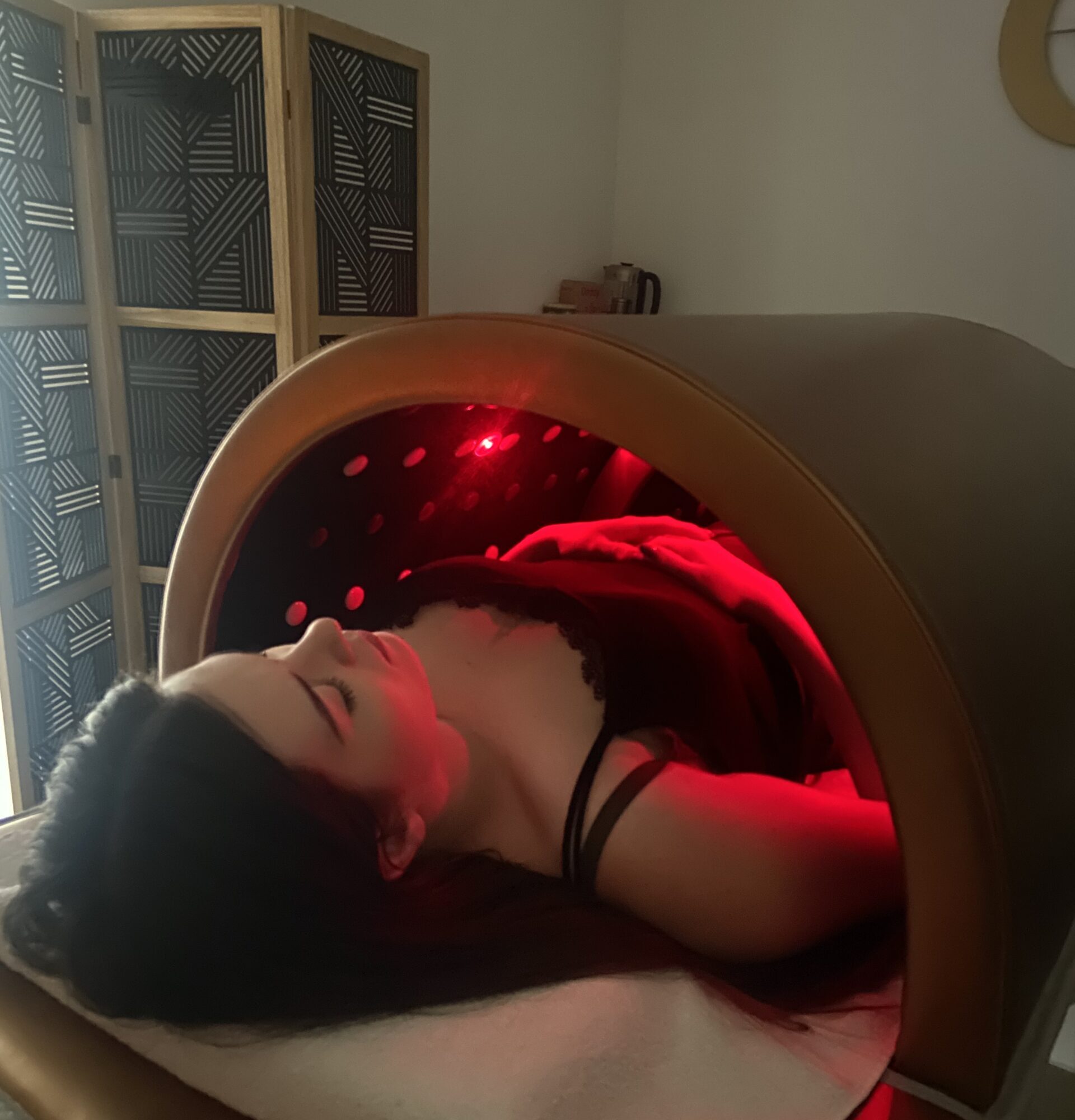 Le dôme doré du sauna japonais avec sa lumière rouge au Complexe Beauté à Quimper