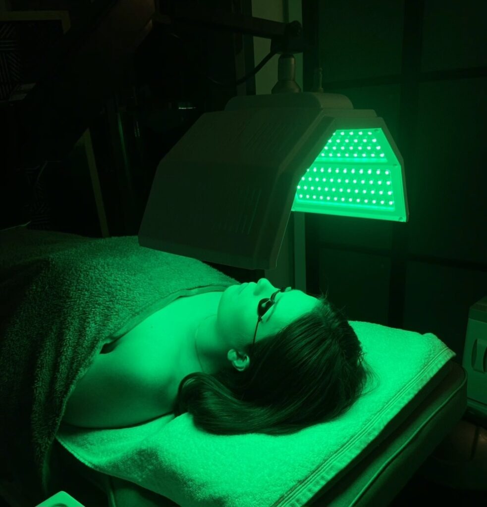 Séance de soin du visage sous une lampe LED verte
