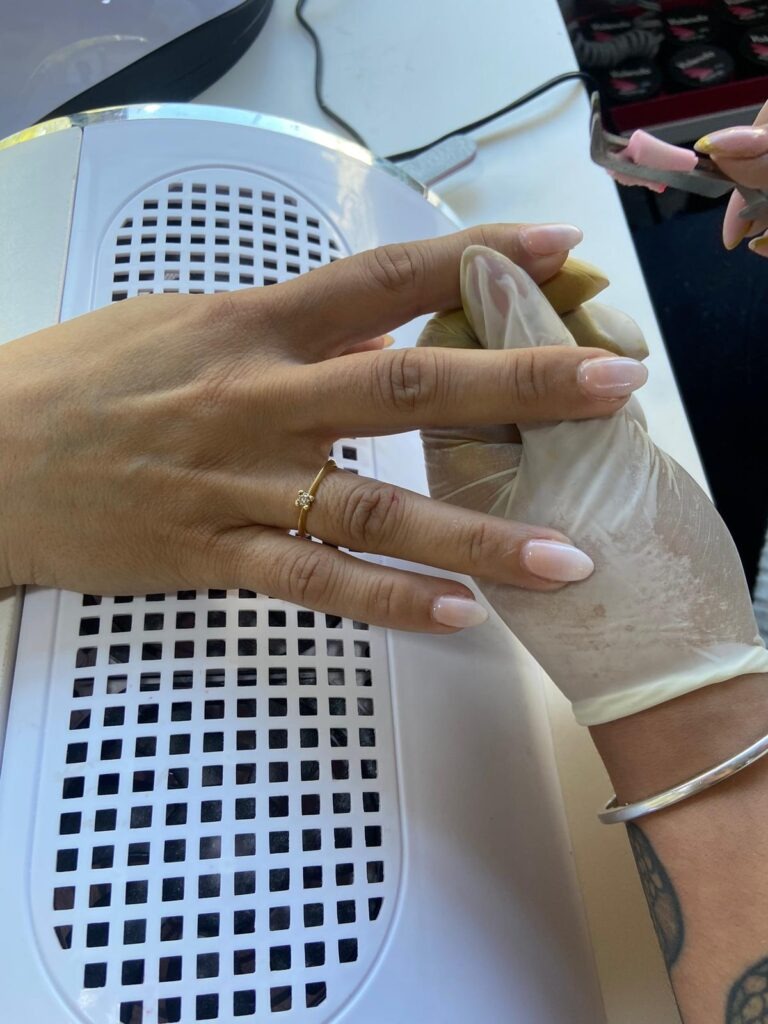 Réalisation d’une manucure avec vernis rose